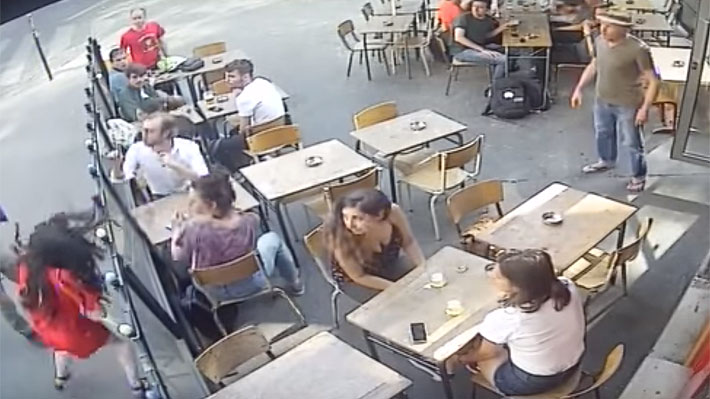 Arrestan a hombre que golpeó a una mujer en París luego de que ella lo increpara por acosarla