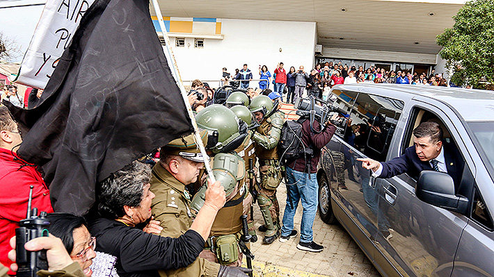 Piñera visita hospital de Quintero y vecinos protestan por masivas intoxicaciones