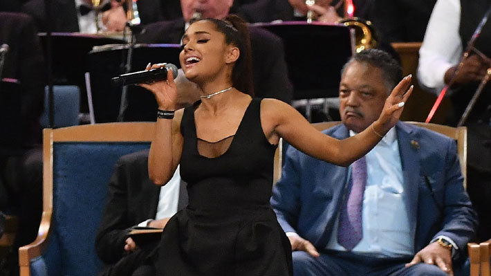 Ariana Grande vivió incómodo momento con pastor durante el funeral de Aretha Franklin