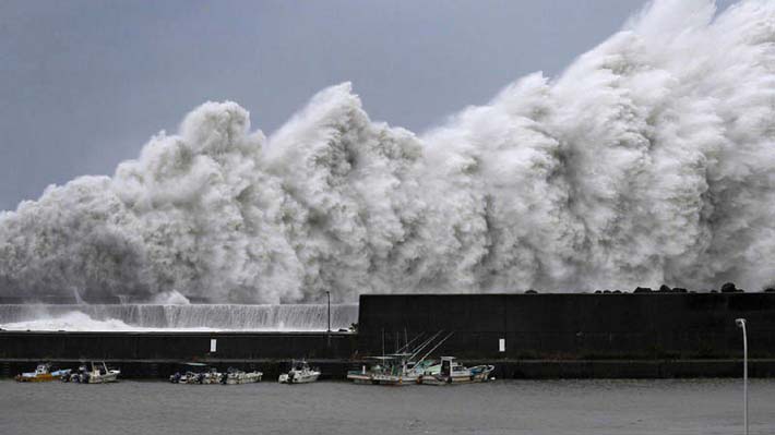 Tifón Jebi llega a Japón y recomiendan evacuación de al menos 300 mil personas