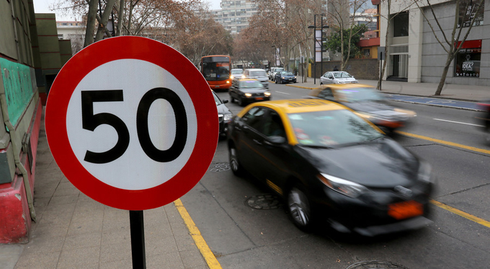 "Ha sido difícil la adaptación": El balance de Transportes de la ley que reduce a 50 km/hr límite de velocidad urbana