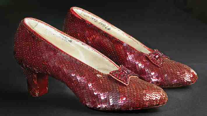 Fueron robados hace 13 años: Aparecen los valiosos zapatos rojos que Judy Garland usó en "El mago de Oz"