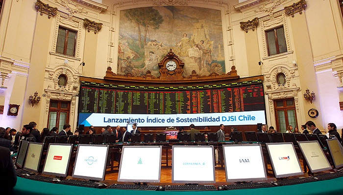 Bolsa de Santiago sufre fuerte baja y sigue presionada por empresas chilenas con operación en Argentina