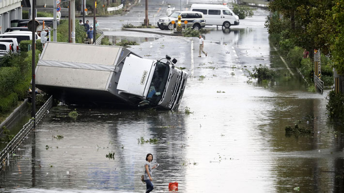 Tifón Jebi deja al menos 10 muertos y 300 heridos en Japón