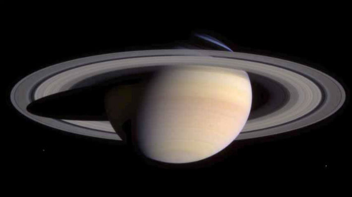 Una extraña forma en Saturno que cambia de color mantiene la intriga entre los científicos