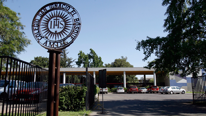 Colegio San Ignacio El Bosque ofrece disculpas tras intervención de arte en la que se colocaron rostros de ministros en urinarios