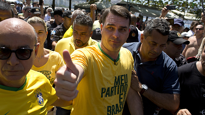 Hijo de Bolsonaro encabeza actividad en apoyo al herido candidato presidencial brasile&ntilde;o