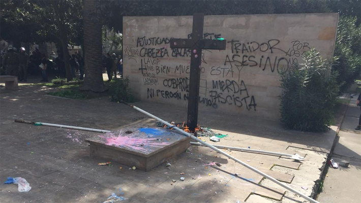 Desconocidos atacan tumba de Jaime Guzmán en el Cementerio General