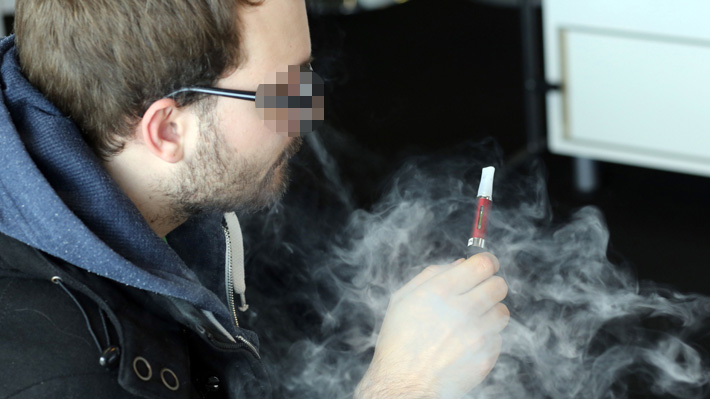 Médico asegura que vaporizadores causan casi el mismo daño que los cigarros normales
