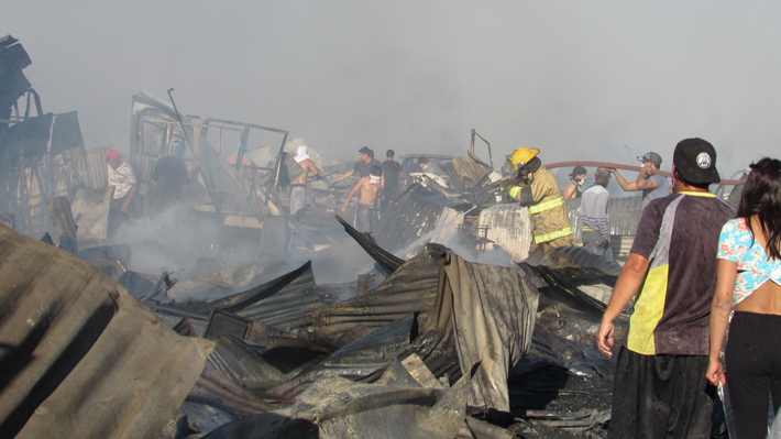 Calama: Habilitan albergue para los 400 damnificados de incendio que afectó al campamento Frei Bonn