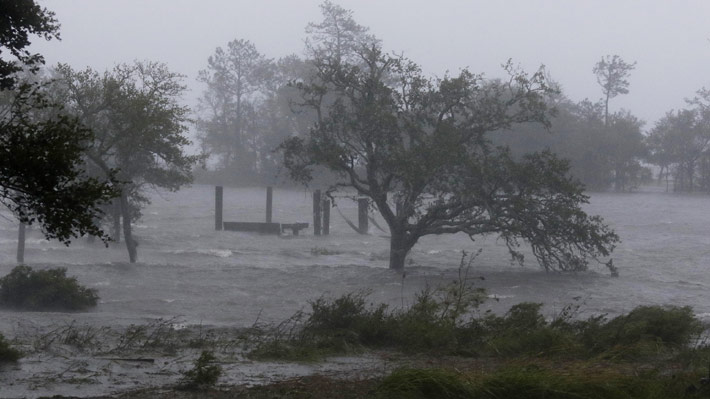 Ojo del huracán Florence toca tierra en la costa sureste de EE.UU. y provoca serias inundaciones