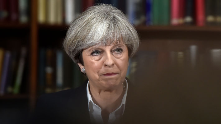 Primera Ministra británica dice sentirse "irritada" por las críticas a su liderazgo tras el Brexit