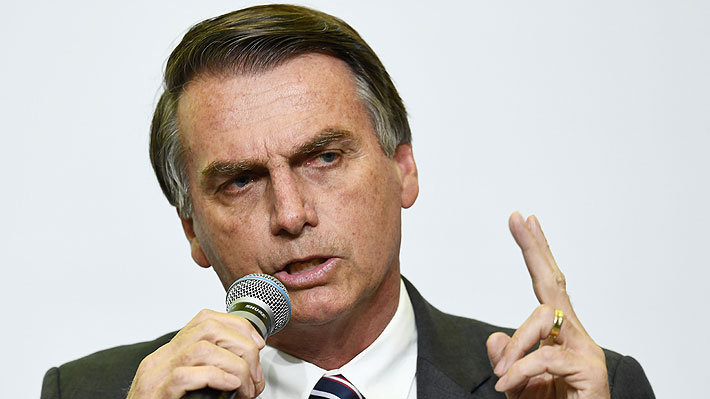 El candidato presidencial brasileño Jair Bolsonaro sale de cuidados intensivos