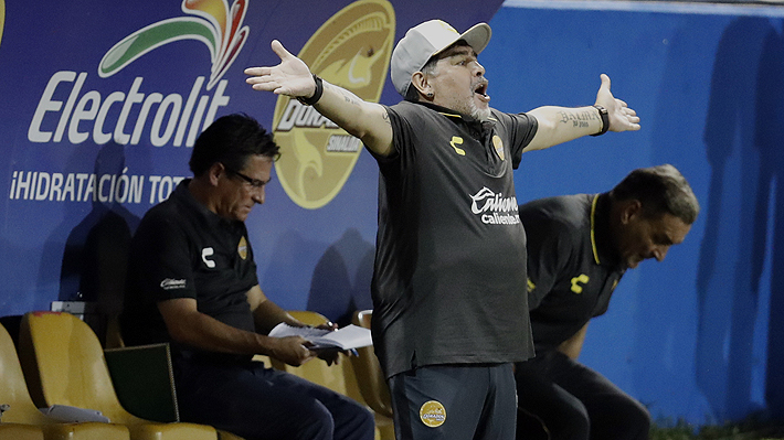 La arenga, sus eufóricas celebraciones y lo que dijo: El "show" de Maradona tras golear en México