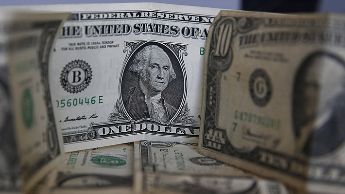 ¿Seguirá bajando el dólar?: Expertos analizan el desplome que sufrió en Chile