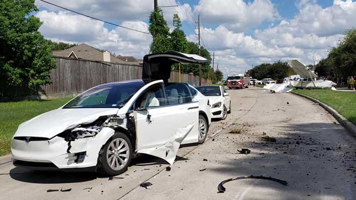 ¡Increíble! Avioneta choca contra un Tesla Model X y solo un tripulante de la aeronave resulta con lesiones