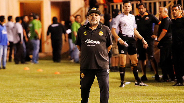 Increpó al árbitro y sus jugadores casi terminan a los golpes: Así se vivió la polémica primera derrota de Maradona en México