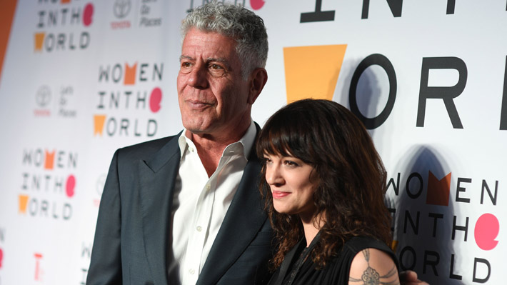 Asia Argento responde a quienes la culpan por la muerte de Anthony Bourdain, su ex pareja: "Él también me engañaba"