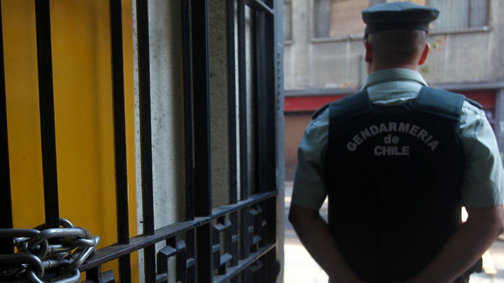 Gendarmes acuden al Ministerio de Justicia tras quiebre de diálogo con directora nacional: No descartan movilizaciones