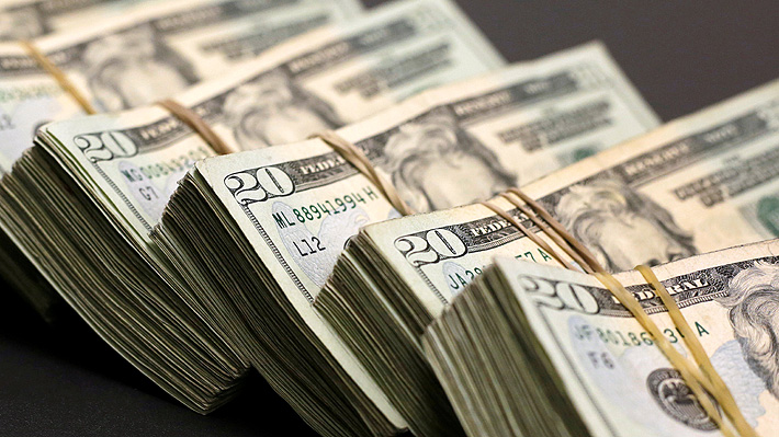 Dólar cae nuevamente y toca el piso de los $660 en una jornada volátil