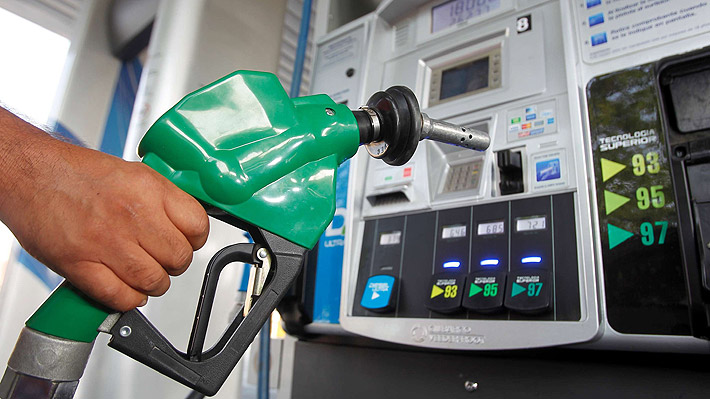 Dólar a la baja y petróleo en máximos desde 2014: ¿Descenderán las bencinas en las próximas semanas?