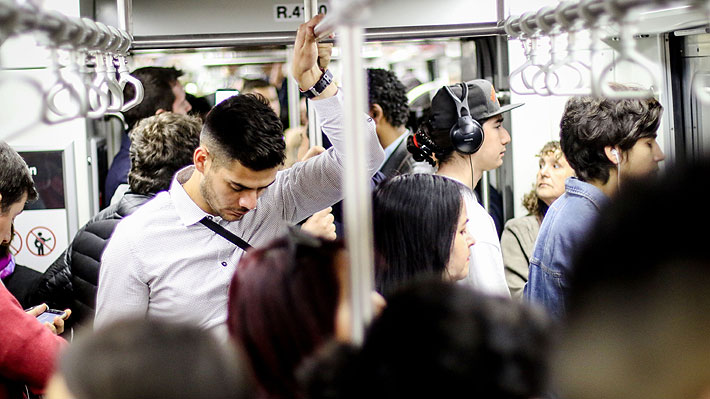 Vota y opina: ¿Debería haber vagones exclusivos para mujeres en el Metro de Santiago en horas punta?