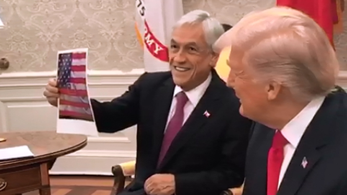 El gesto de Piñera en la reunión con Trump: Exhibe foto con bandera chilena inserta en la de EE.UU.