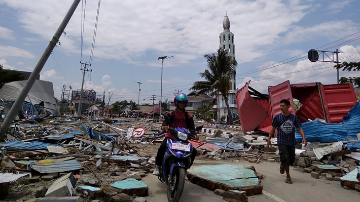 Tsunami en la isla indonesia de Célebes deja al menos 48 muertos y 356 heridos