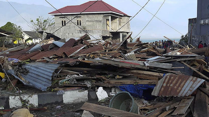 Aumenta a 385 la cifra de víctimas fatales tras sismos y tsunami en Indonesia