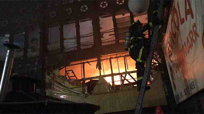 Incendio afecta a tres locales comerciales del Mercado Central de Santiago