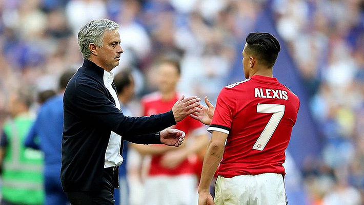En Inglaterra aseguran que Mourinho retó a Alexis frente a todo el plantel del United y que incluso lo quiere vender