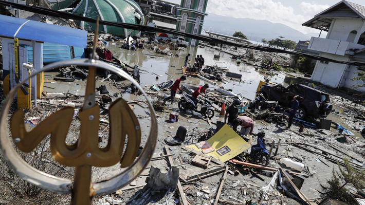 Indonesia abre fosas comunes para las víctimas del terremoto y el tsunami