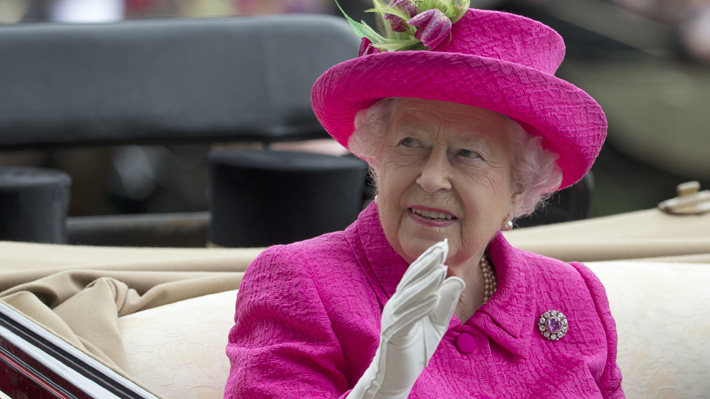 Revelan que Isabel II tiene una mano postiza para saludar a la gente
