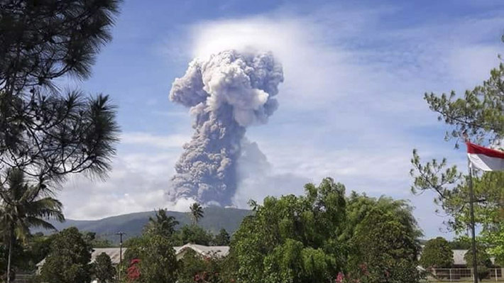 Volcán entra en erupción en isla indonesia afectada por terremoto y tsunami