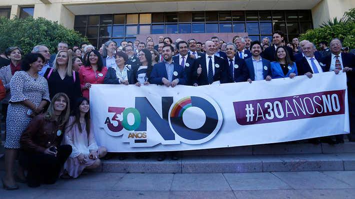Con un diputado de Evópoli y llamado a la unidad de la oposición: Parlamentarios conmemoraron los 30 años del No