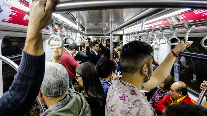 Exigen nuevas medidas para evitar acoso en el Metro luego que gobierno descartara habilitar vagones sólo para mujeres