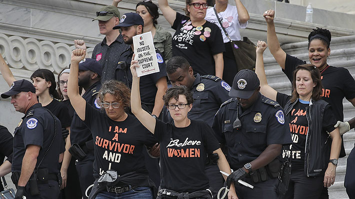 Cientos de personas protestan en Washington ante la posible confirmación de Kavanaugh en la Corte Suprema