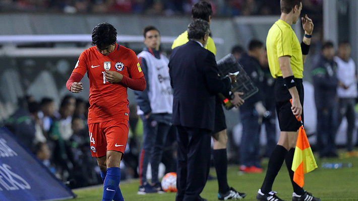 Jugó sólo nueve minutos y abandonó llorando: El desafortunado último partido de Matías Fernández en la "Roja"