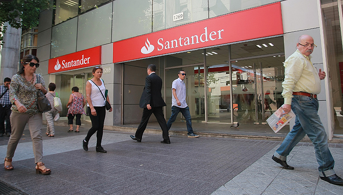 Una "importante señal" al mercado: Expertos evalúan posibles efectos de que Santander no renueve su contrato con Transbank