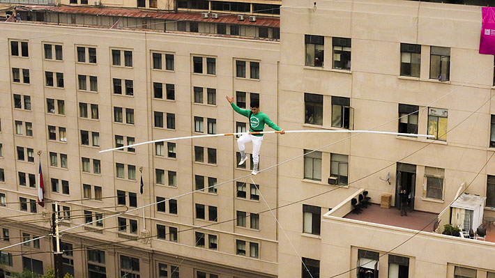 Video: Acr&oacute;bata marroqu&iacute; camin&oacute; sobre un cable a 50 metros de altura en el paseo Bulnes de Santiago