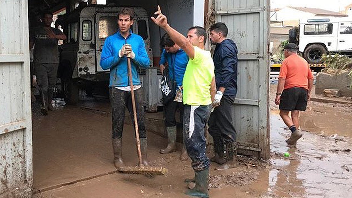 Las imágenes de "grandeza" que deleitan al mundo: Nadal sorprende y aparece ayudando por inundaciones en Mallorca