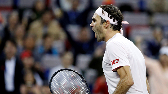 Roger Federer se impuso en un reñido partido sobre Kei Nishikori y avanzó a semifinales en Shanghai