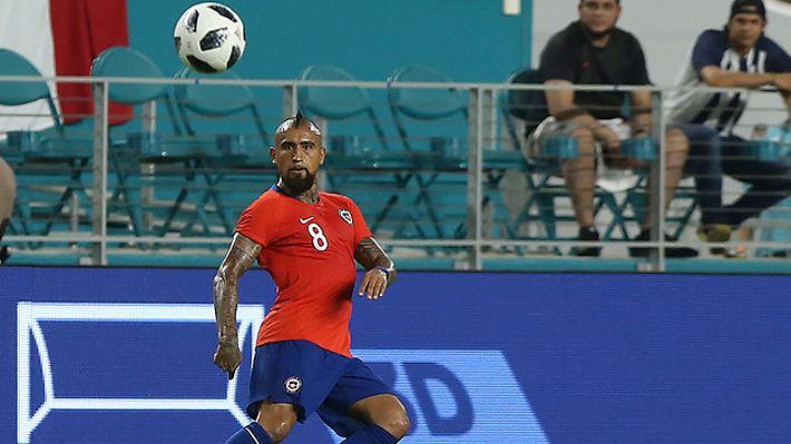 Vidal salió ofuscado tras la goleada y se molestó con una pregunta, pero admitió la "superioridad" de Perú
