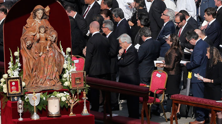 Piñera asiste a canonización de siete nuevos santos en el Vaticano: Papa lo saluda y agradece su presencia