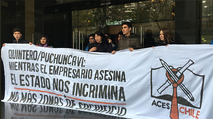 Estudiantes se toman Ministerio del Medio Ambiente en protesta por contaminación en Quintero