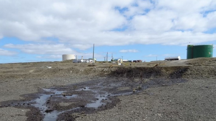 Reportan derrame de 720 mil litros de petróleo en planta de YPF en Tierra del Fuego