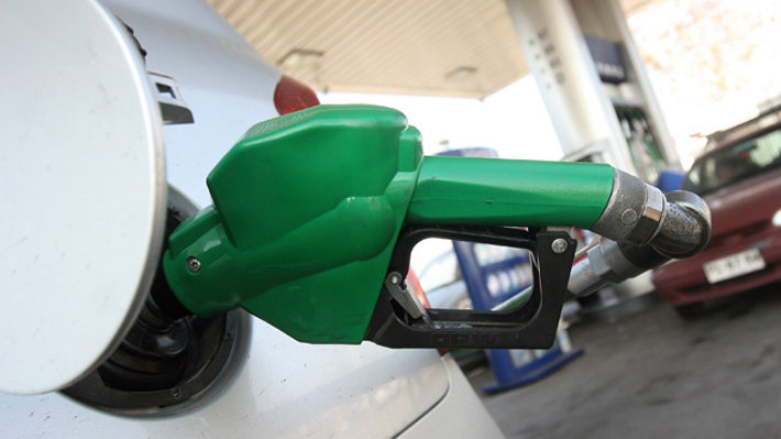 ¿Cambios al Mepco o al impuesto específico?: Expertos analizan medidas para enfrentar el alza sostenida de las bencinas