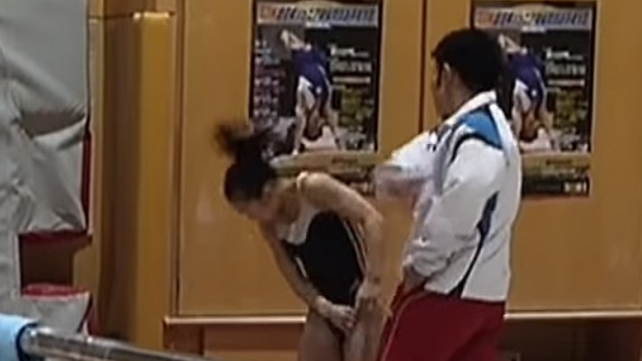 Video: Indignación en el mundo de la gimnasia por entrenador que golpea a una alumna para corregirla