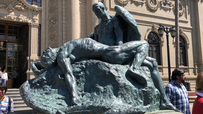Escultura dañada por la Fórmula E es reinagurada en el frontis del Museo Bellas Artes