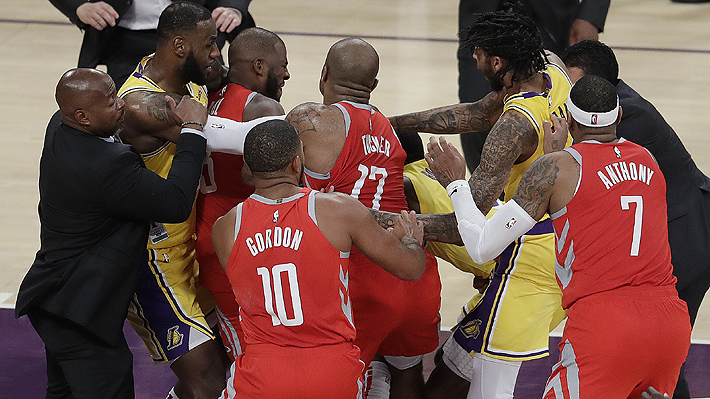 Video: La bestial pelea que dejó tres expulsados en el partido que Houston venció a Los Lakers